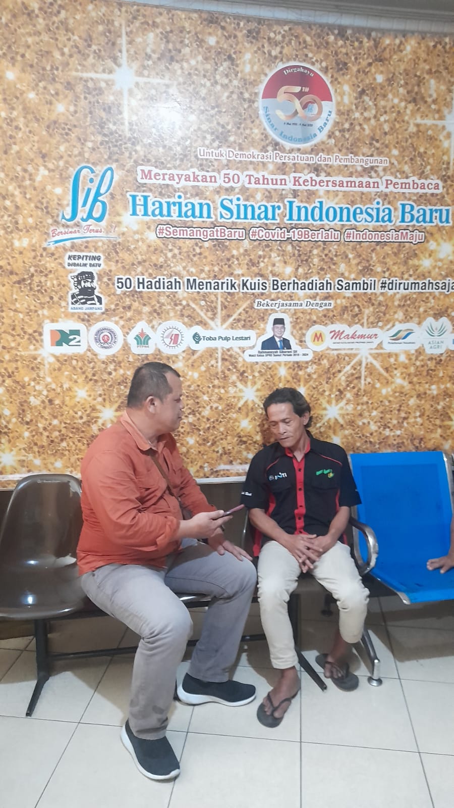 Teks Foto: WAWANCARA: Ribut Hartono Rangkuti, ayah Deni Rangkuti korban pembakaran hingga meninggal diwawancarai Tumpai Manik saat datang Media cetak Jalan Brigjend Katamso Medan, Sabtu (16/3/2024). (Foto / IST)