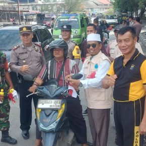 Menyambut HUT RI ke-79,Polsek Belawan dan Kolaborasi Belawan Berkah Bagikan Bendera Merah Putih Kepada Warga