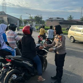 Sambut Hut Polwan Ke – 76, Polres Pelabuhan Belawan Bagikan Bunga Kepada Pengendara