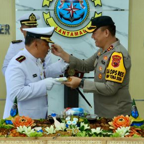 Polres Pelabuhan Belawan Berikan Kejutan HUT TNI AL Ke-79 di Mako Lantamal I Belawan